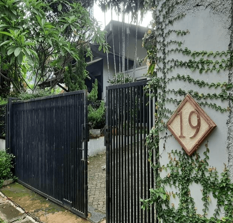Rumah Mewah di Menteng Dalam JakSel (dengan kolom renang) - Foto 1